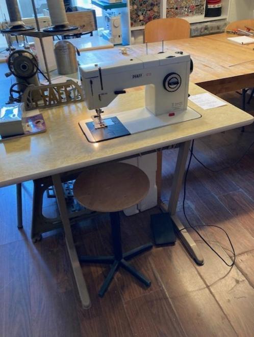 Pfaff 1213 in tafel - met boventransport (idt), Hobby en Vrije tijd, Naaimachines en Toebehoren, Gebruikt, Naaimachine, Pfaff