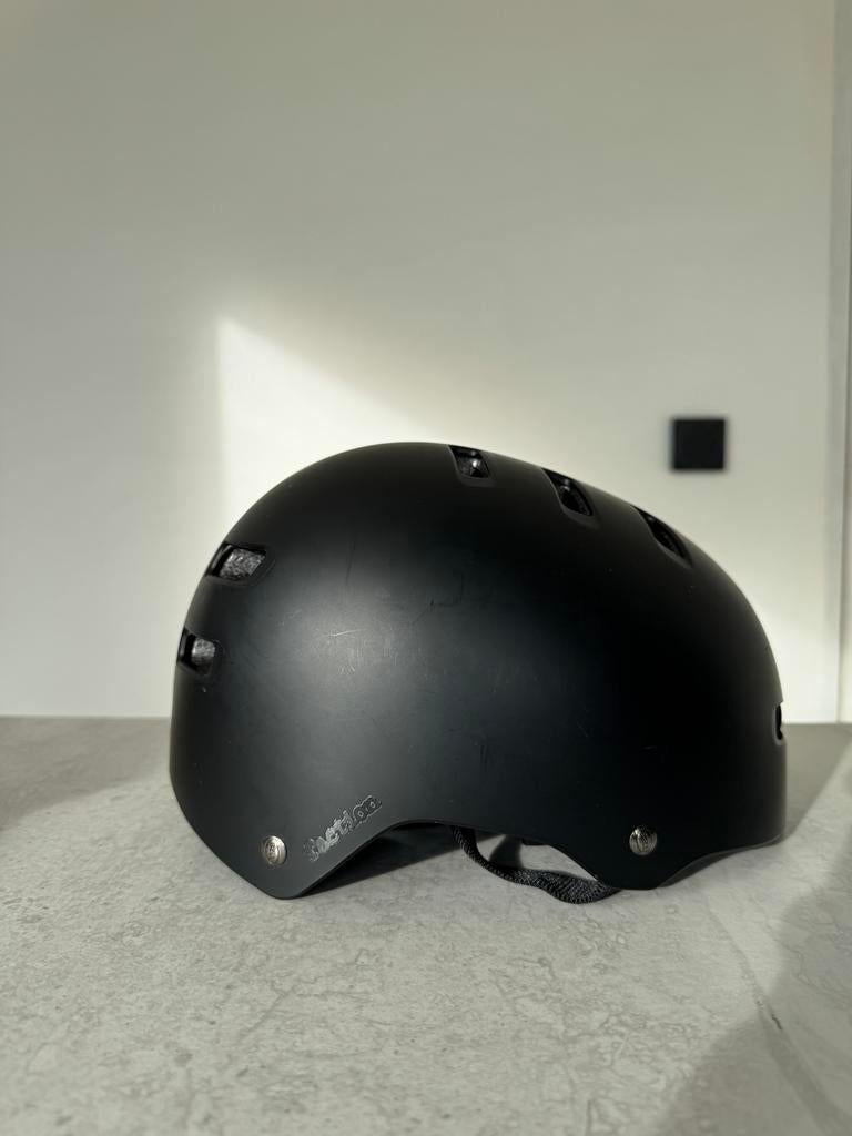 Bell Faction helm – mat zwart – skate, BMX, step, fiets, Fietsen en Brommers, Fietsaccessoires | Fietshelmen, Zo goed als nieuw