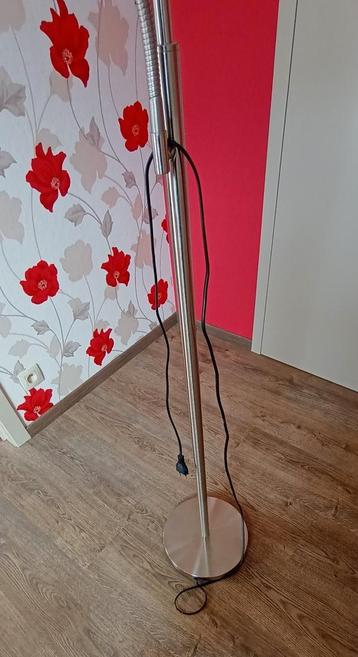Staande lamp met leeslamp en bijzettafel voor leeshoekje, Enlèvement, Comme neuf