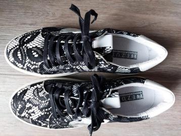 schoenen sneakers, dames maat 39, nieuw in doos. beschikbaar voor biedingen