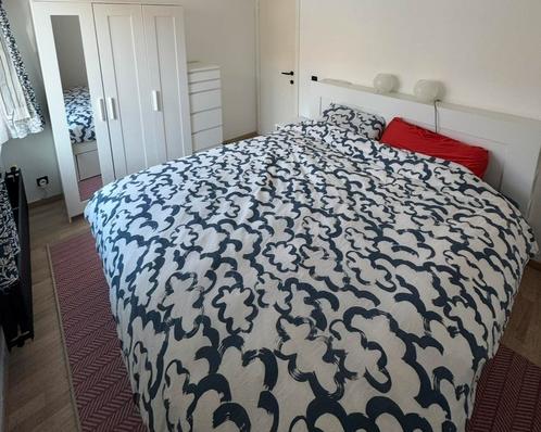 Bed (Brimnes) + 2 nachtkastjes, Huis en Inrichting, Slaapkamer | Bedden, Zo goed als nieuw, Ophalen
