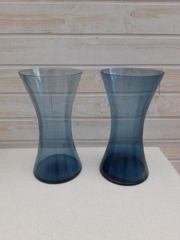 Lot de 2 vases en verre bleuté. Parfait état beschikbaar voor biedingen