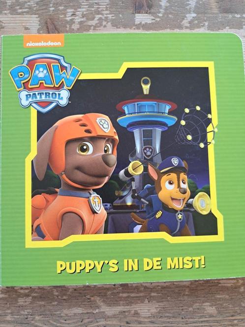 Paw Patrol kartonnen boek - puppy's in de mist, Boeken, Kinderboeken | Jeugd | onder 10 jaar, Zo goed als nieuw, Fictie algemeen