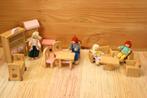 Houten poppenhuis meubeltjes en popjes, Ophalen of Verzenden, Gebruikt, Poppenhuis