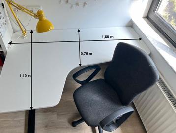 Bureau met lamp en bijpassende bureaustoel  beschikbaar voor biedingen