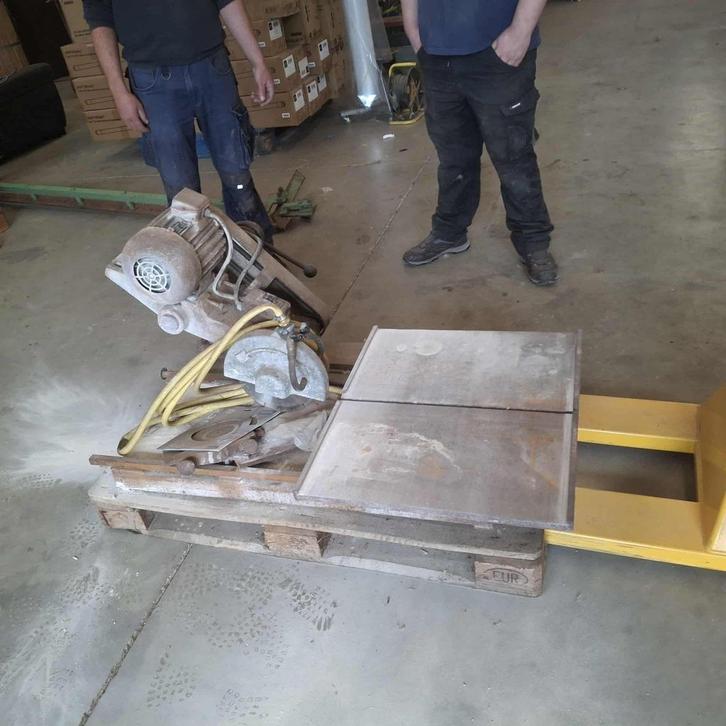 Professionele Tegelzaag met Waterkoeling – 380V – Cuvelier, Doe-het-zelf en Bouw, Gereedschap | Zaagmachines, Gebruikt, Cirkelzaag
