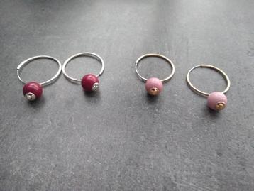 roze en rode oorringen beschikbaar voor biedingen