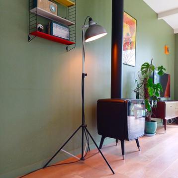 Vintage staanlamp, studiolamp Narita op statief beschikbaar voor biedingen