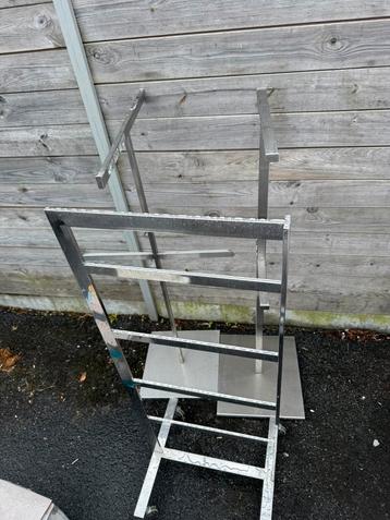 3x metalen kleding rekken of handoeken rekken beschikbaar voor biedingen