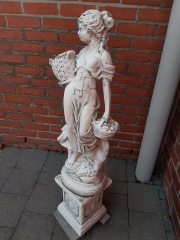 Tuinbeeld. Dame met korf. beschikbaar voor biedingen