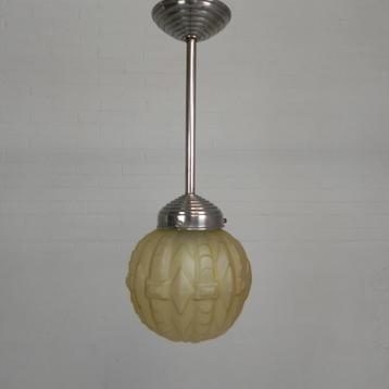Art Deco hanglamp met glazen bol met geometrische decoratie beschikbaar voor biedingen