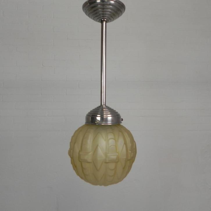 Art Deco hanglamp met glazen bol met geometrische decoratie, Antiek en Kunst, Antiek | Verlichting, Ophalen of Verzenden