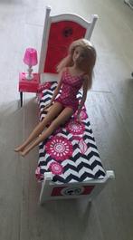 barbie bed + nachtkastje en pop, Kinderen en Baby's, Ophalen of Verzenden, Zo goed als nieuw, Barbie
