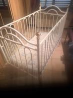 Vintage babybedje in gelakt metaal., Kinderen en Baby's, Ophalen, Matras