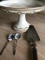 Lot antiek taartschotel mes en oude lepeltjes porselein, Antiek en Kunst, Ophalen of Verzenden