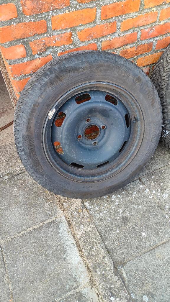 Ensemble de pneus d'hiver sur la jante, Autos : Pièces & Accessoires, Pneus & Jantes, Pneus et Jantes, Pneus hiver, 15 pouces