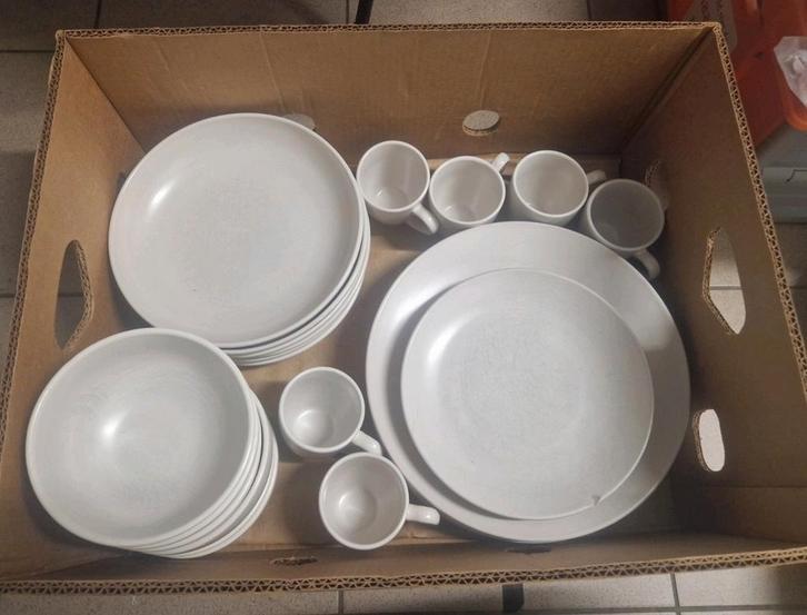 Serviesset + water -en wijn glazen, Huis en Inrichting, Keuken | Servies, Gebruikt, Bord(en), Ophalen