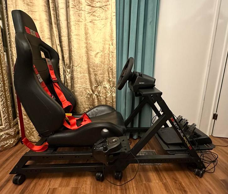 Sim racing cockpit + gratis stuur, Sport en Fitness, Fitnessapparatuur, Zo goed als nieuw, Ophalen