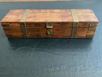 Boîte en bois ancienne pour le matériel d'écriture