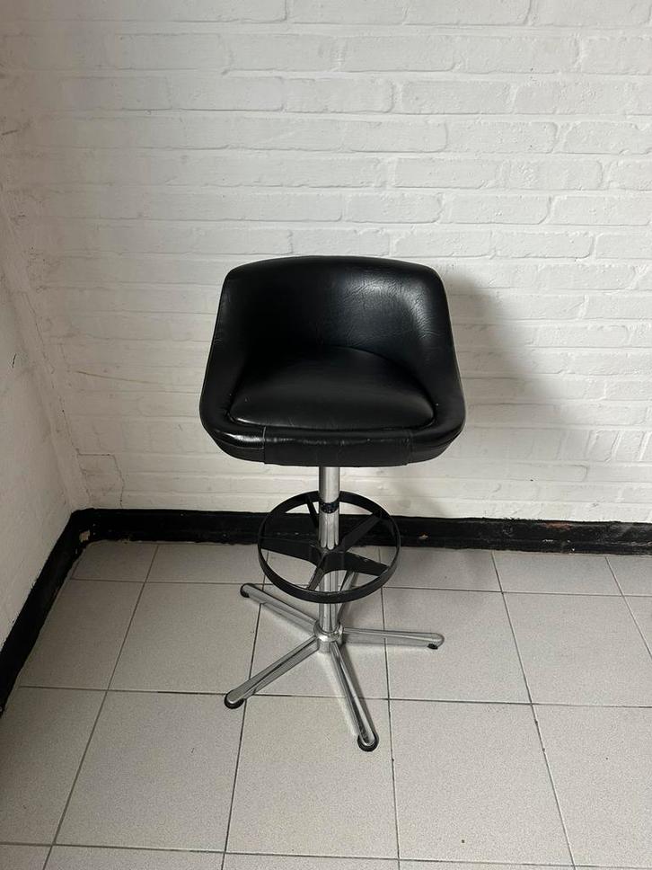 Barkruk met voetsteun, Huis en Inrichting, Barkrukken, Zo goed als nieuw, Metaal, Met voetsteun, Ophalen