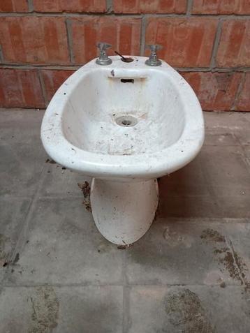 Gratis Vintage bidet, beetje vuil, maar volledig intact  beschikbaar voor biedingen