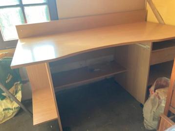 ruim groot bureau buro beschikbaar voor biedingen