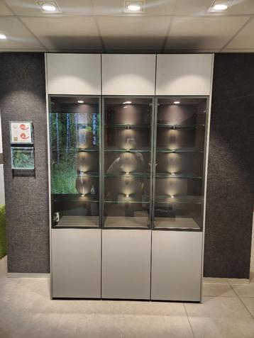 kast beschikbaar voor biedingen