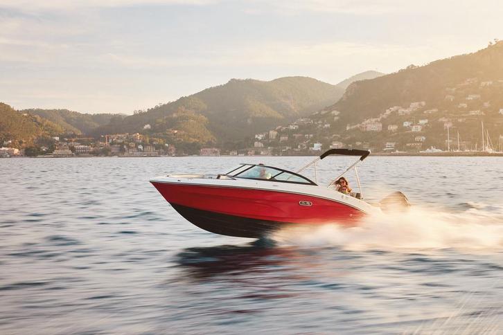 Searay SPX 210 outboard (2024), Watersport en Boten, Speedboten, Gebruikt, 6 meter of meer, Benzine, 200 pk of meer, Buitenboordmotor