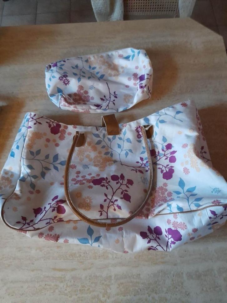 Witte met bloemen strandtas met toiletzak van LDADPR, Handtassen en Accessoires, Tassen | Damestassen, Zo goed als nieuw, Handtas