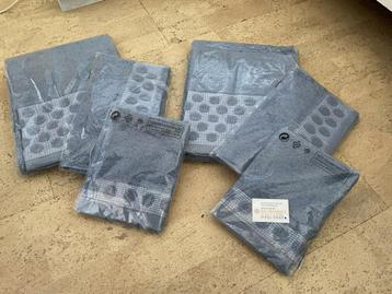Setje handdoek en washandjes, nieuw beschikbaar voor biedingen