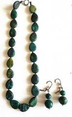 Collier ras de cou et boucles d’oreilles assorties, Collier