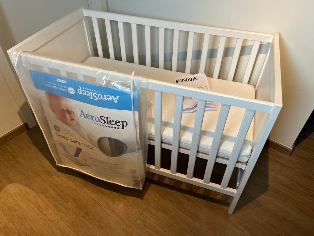 Babybed Sundvik + Aerosleep Essential Matras, Kinderen en Baby's, Ophalen, Zo goed als nieuw, Matras