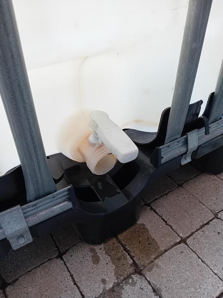 Tanks van 600 liter met metalen frame, Diversen, Overige Diversen, Zo goed als nieuw, Ophalen