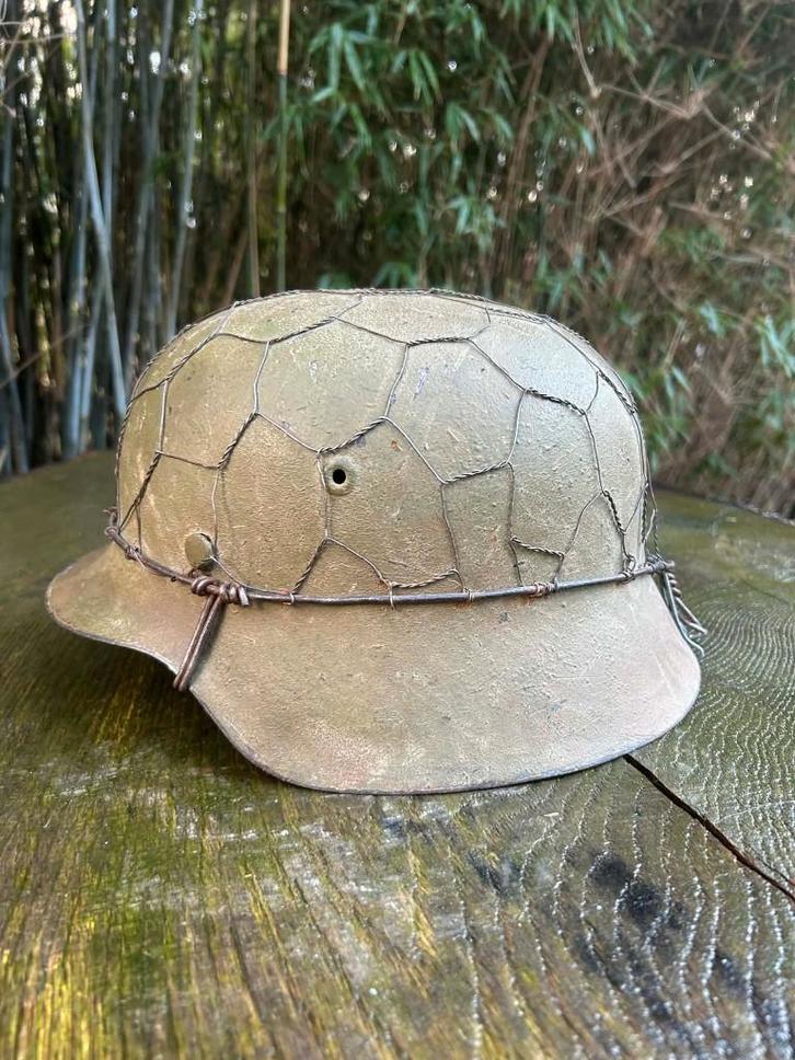 Duitse helm ww2 M42 (verf verkocht in bruine reproductie), Verzamelen, Militaria | Tweede Wereldoorlog, Overige soorten, Ophalen of Verzenden