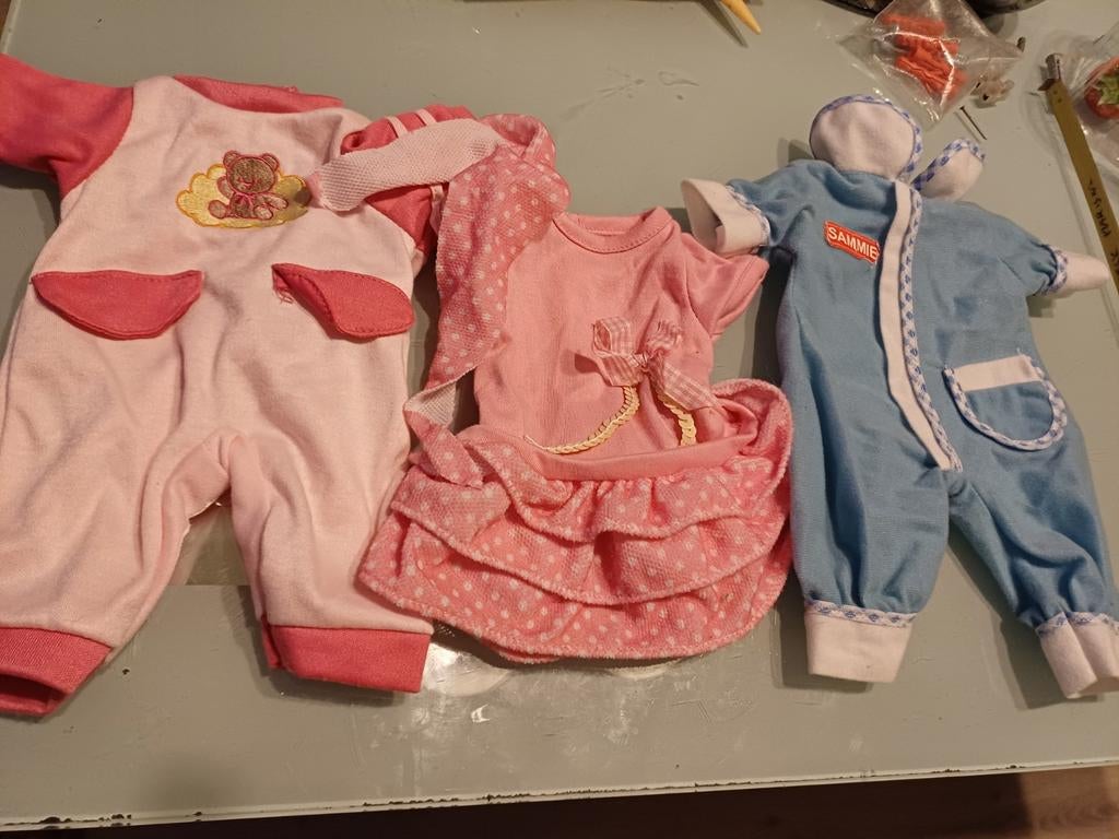 Ensemble de 3 vêtements de poupée rose/bleu, Enfants & Bébés, Jouets | Poupées, Enlèvement ou Envoi, Comme neuf, Baby Pop