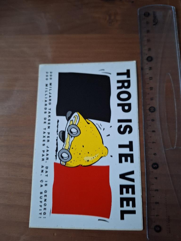 Vintage sticker cartoon België Taksen citroen Trop is te vee, Collections, Autocollants, Enlèvement ou Envoi, Utilisé, Autres types