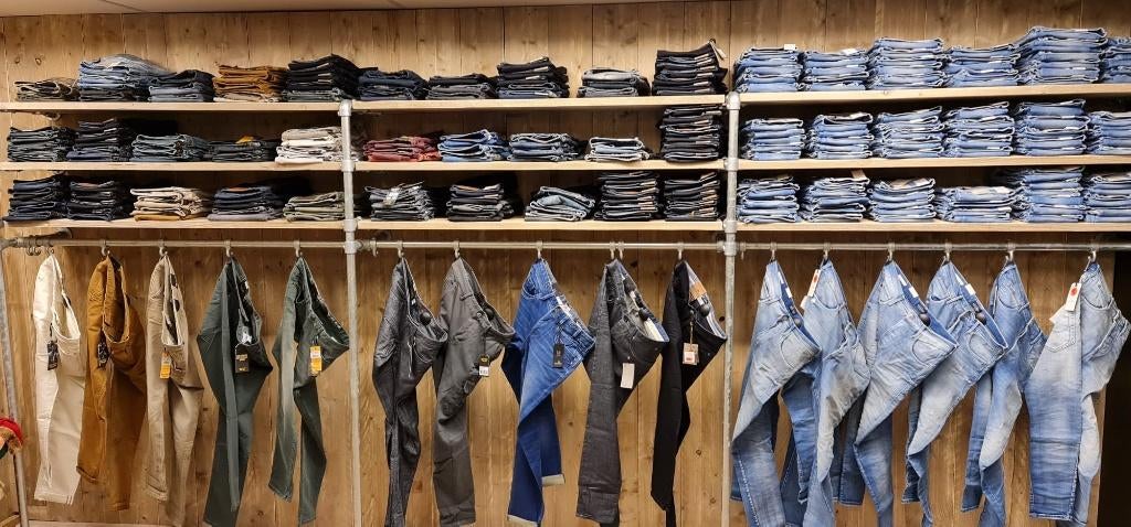 Unieke industriele winkelinrichting van steigerhout en staal, Articles professionnels, Aménagement de Bureau & Magasin | Mobilier de bureau & Aménagement