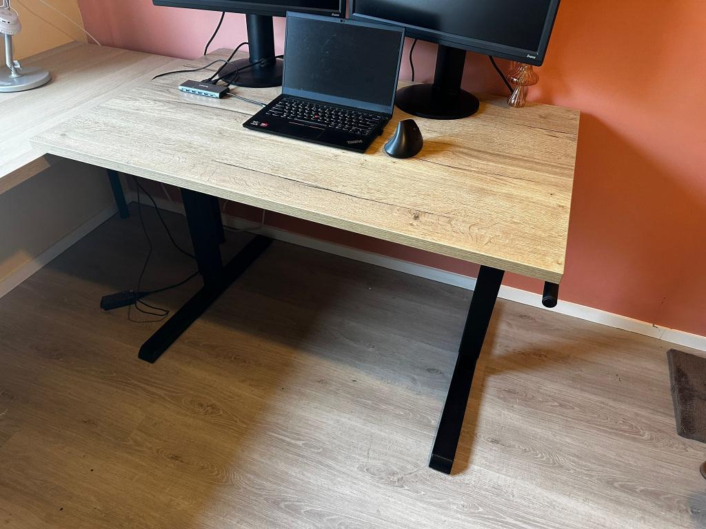 Zit-sta bureau hout/zwart inclusief kabelgoot, Ophalen, Hout, Zo goed als nieuw, Industrieel