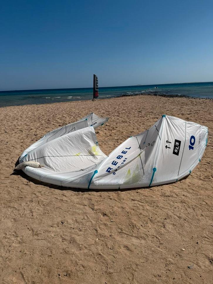 Concept Duotone Rebel SLS 2025 10 m bleu, Sports nautiques & Bateaux, Kitesurf, Comme neuf, Kite, 10 m², Enlèvement