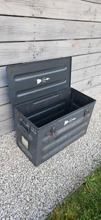 Metalen leger kist, Ophalen