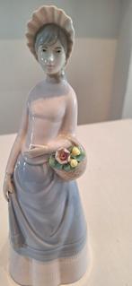 Beeldje (bloemenmeisje) van het merk Miquel Requena, Ophalen