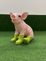 Varken zittend met groene laarzen, Ophalen of Verzenden, Nieuw, Kunststof, Dierenbeeld