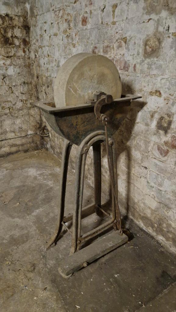 Ancienne meule à eau sur pied – affûteuse à pédale - déco, Antiquités & Art, Antiquités | Outils & Instruments, Enlèvement