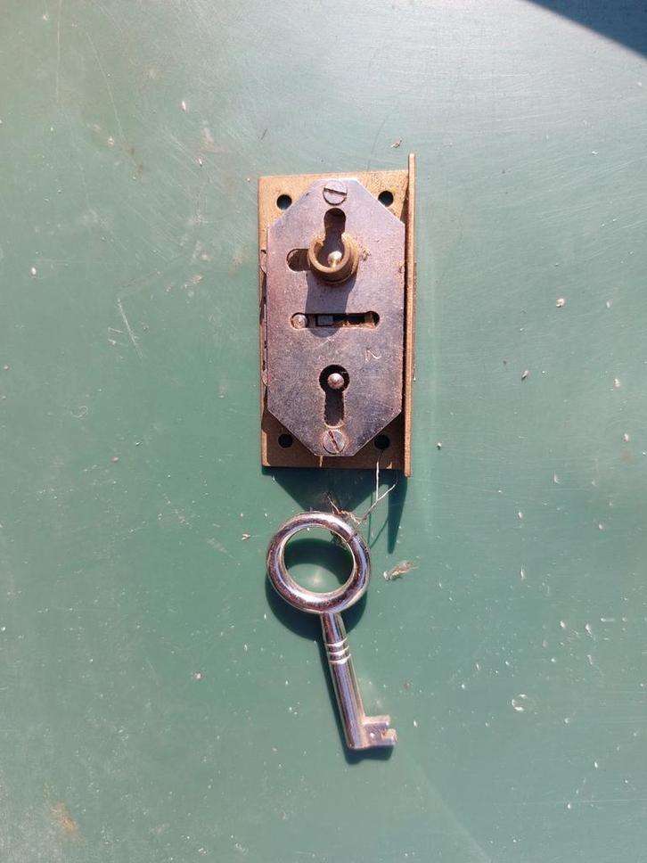 Oud kastslot / meubelslot met sleutel, Antiek en Kunst, Antiek | Meubels | Kasten, Ophalen