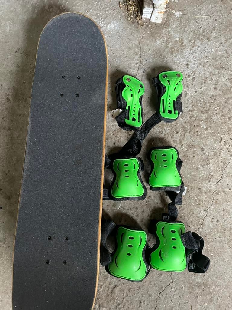 Skate board met knie,pols en elleboog bescherming, Sports & Fitness, Skateboard, Enlèvement ou Envoi, Comme neuf, Protection