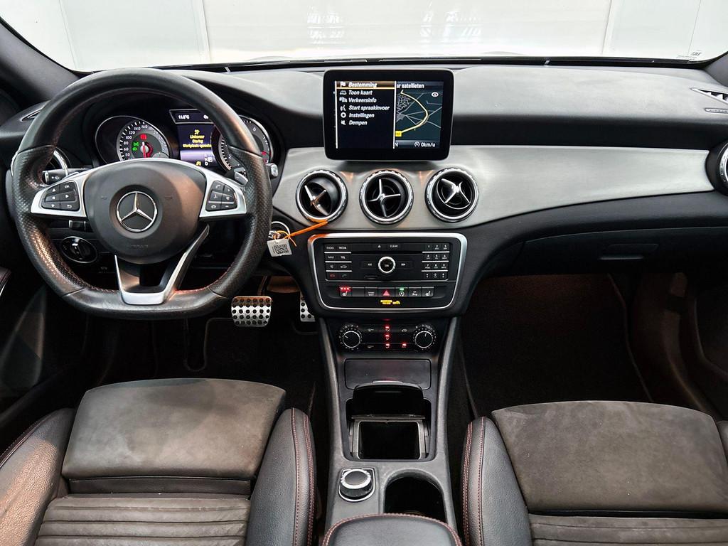 Mercedes-Benz GLA-Klasse 180 AMG Line | Panoramisch Dak | Mu, Gebruikt, Euro 6, 4 cilinders, Zwart
