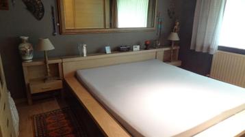bedmeubel met waterbed beschikbaar voor biedingen