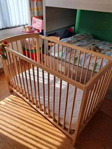 Kinderbed en matras dat je in 3 standen kunt verhogen. beschikbaar voor biedingen