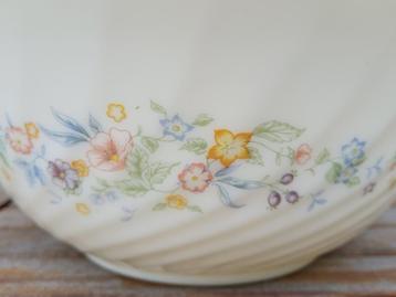 arcopal slakom/groentenkom met bloemenmotief beschikbaar voor biedingen