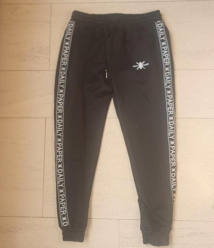 Daily Paper joggingbroek (maat S), Kleding | Heren, Sportkleding, Zo goed als nieuw, Overige typen, Maat 46 (S) of kleiner, Zwart